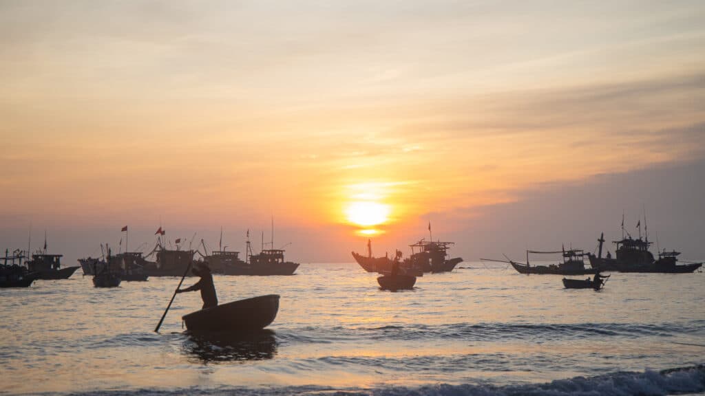 Bình Minh Trên Làng Chài Tam Tiến