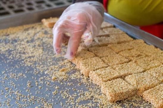 Thưởng thức bánh khô mè ngay tại cơ sở sản xuất Cẩm Lệ