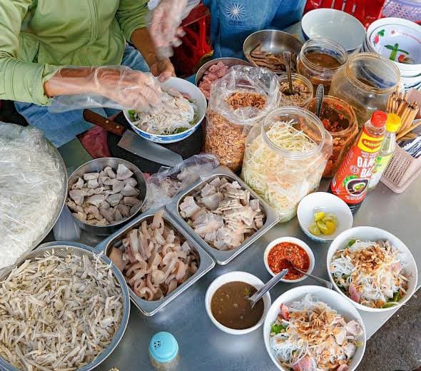 Thử một tô bún mắm nêm đúng chất Đà Nẵng