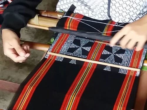 Nghề dệt thổ cẩm của người Cơ Tu